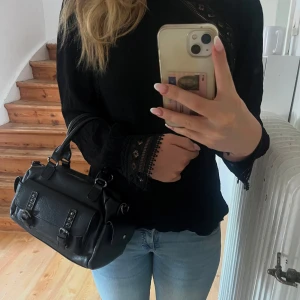 Svart blus  - En svart blus i storlek 40💞