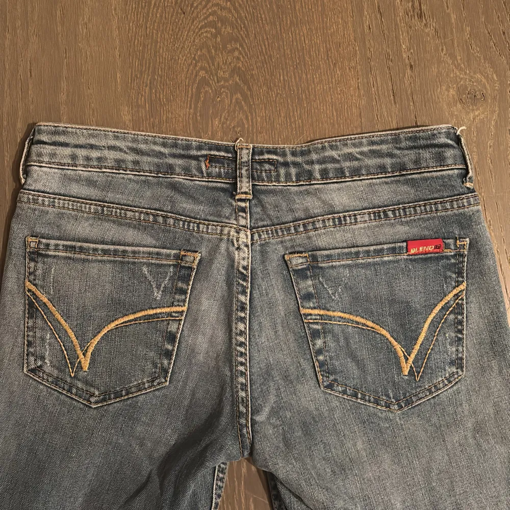 Säljer ett par snygga blå jeans från Blend i storlek 27. De har en klassisk bootcut-stil och är i bra skick. Perfekta för både vardag och fest! 🕺midjemått ca 36cm innebenslängd ca 75cm. Jeans & Byxor.