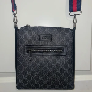 Guccci axelväska  - Säljer min snygga axelväska. Riktigt fin och bekväm, Skön och ha på sig och väldigt snygg.