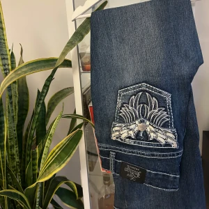Vintage mörkblå jeans från Love Indigo - Säljer ett par snygga vintage mörkblå jeans från Love Indigo. De har coola broderade detaljer på bakfickorna som verkligen sticker ut. Jeansen har en klassisk femficksdesign och är i bra skick. Storlek 38! Använd köp nu funktionen ❤️