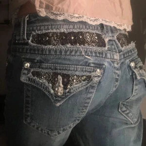 Miss me jeans - Säljer ett par snygga miss me jeans🩵 Jeansen är använda och har slitningar längst ner (kan skicka bild om det behövs) därav priset😽 bootcut passform. Säljer då de är lite stora för mig. Midjemått: 40 cm tvärsöver. Priset går att diskutera!!🩵🤗