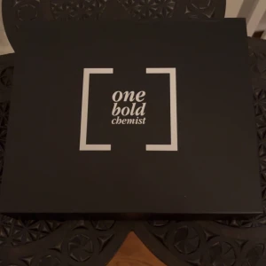 Julkalender från One Bold Chemist - OBS!  Vet inte riktigt vad julkalendern är värd men kom med förslag så kanske den släpps billigt! Upptäck en lyxig julkalender från One Bold Chemist med en total värde av 2 131 kr. Innehåller 3 flaskor à 50 ml, 1 stor sample på 8 ml, 2 påfyllningsbara travel sprays, 2 samples à 5 ml, 1 roll-on parfymolja på 5 ml och 15 samples à 2 ml. Perfekt för att testa nya dofter varje dag i december!