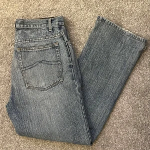 Blågrå jeans från Bootleg - Säljer ett par blågrå jeans från Bootleg i storlek 32. De är i bra skick och har en klassisk bootcut-stil och är midwaist. Perfekta för både vardag och fest! Tillverkade i 100% bomull för en bekväm passform. 