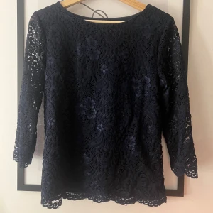 Marinblå spetsblus med trekvartsärm - Jätte fin marinblå spetsblus med blommönster. Blusen har trekvartsärmar och den är i mycket bra skick. 💙💙