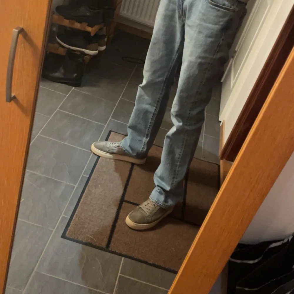 Säljer ett par ljusblå jeans i nyskick . De är lite oversize på dessa och storlek w32 L34. Nypris 1250 kr. För dig som vill jämföra är jag 187 cm . Jeans & Byxor.