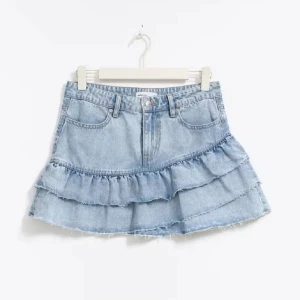 Ljusblå jeanskjol med volang - Superfin ljusblå jeanskjol med volangdetaljer. Perfekt för sommardagar och passar perfekt med en enkel t-shirt eller en söt topp!