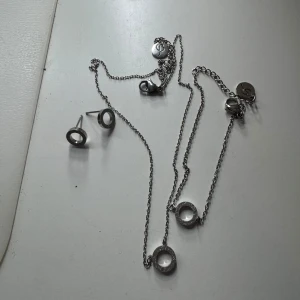 Smyckesset från Edblad - Snyggt smyckeset i silverfärg/steel med ett halsband, armband samt örhängen.  Alla tre från Edblad i samma serie. Armbandet och halsbandet är glasigt på andra sidan som kan vändas om man vill ha det istället för den glittriga sidan:). Säljer då det inte kommer till användning. Perfekt till julklapp. 
