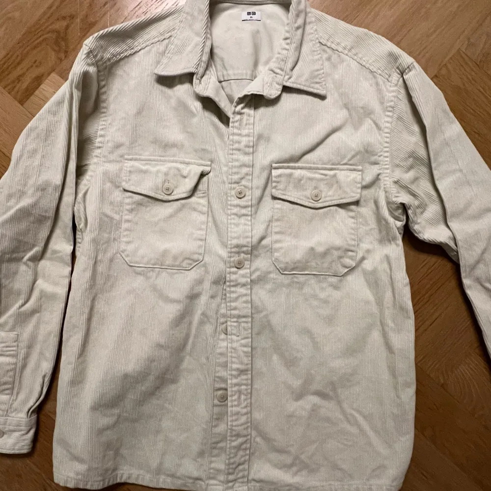 Säljer en snygg off white manchester overshirt från Uniqlo i storlek XS. Skjortan har långa ärmar och två praktiska bröstfickor med knappar. Den är i mycket bra skick och passar kille 165-175 cm.. Paidat.