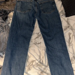 Gant jeans  - Säljer ett par klassiska blå jeansbyxor i bra skick. De har en straight passform och är perfekta för vardagsbruk. Byxorna har en midwaist och är tillverkade i slitstarkt denim. Perfekta för både höst och vår! Storlek 32/32