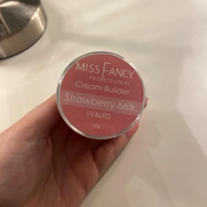 Miss Fancy Professional Cream Builder - Miss Fancy Professional Cream Builder i färgen Strawberry Milk. Denna produkt är perfekt för att bygga naglar med en mjuk rosa nyans. Den är endast testad på några enstaka naglar. Passar både UV och LED-lampor.
