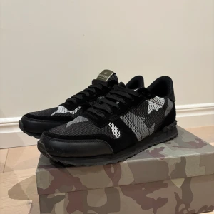 Valentino rockrunners  - Säljer ett par snygga Valentino rockrunners i svart och grått  Skorna är i mycket bra skick. Perfekta för vintern Kommer med originalkartong och  dustbag.