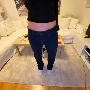 Mörkblå jeans från Armani Exchange - Säljer ett par snygga mörkblå jeans från Armani Exchange i storlek 34, men har krympt i tvätten så är runt storklek 30🩷 De har en normal passform (straight leg) och är i mycket bra skick. Bakfickan har en cool detalj med siffran '91' broderad. Perfekta för både vardag och fest!🩷        Skriv till mig om du har några frågor🩷🥰