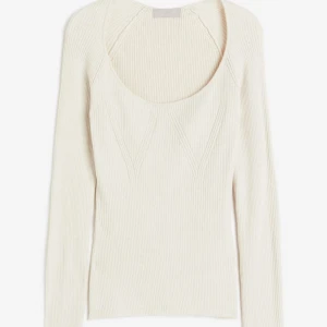 Beige ribbad tröja från H&M - Säljer en superfin beige ribbad tröja från H&M. Den har en snygg, djup rundad hals och långa ärmar.  Tröjan är i nytt skick och har prislapp kvar. 