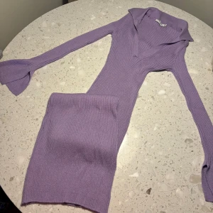 Lila ribbad klänning från NA-KD - Säljer en superfin lila ribbad långklänning från NA-KD i storlek XS. Klänningen har långa ärmar och en snygg v-ringning med krage. Otrolig stretch och mjuk. Passar även mig i M.Perfekt för både höst och vår! 💜