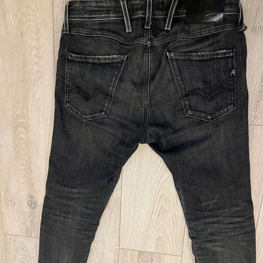 Säljer ett par snygga svarta jeans från Replay i bra skick. De har en klassisk femficksdesign och en diskret tvätt för en cool look. Modellen är 177 cm, väger 71 kg. Skriv gärna för fler bilder. Jeans & Byxor.