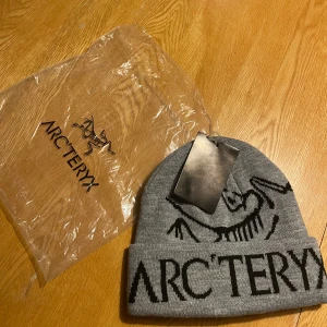 Grå mössa från Arc'teryx - Säljer en snygg grå mössa från Arc'teryx i helt  nytt skick. Perfekt till vintern! Vid frågor eller funderingar hör av er.