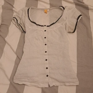Vintage blus✨️💝 - Jätte fin blus i mesh material med små svarta polka dots 💞 Säljer då det inte är min stil längre💝 Kontakta för frågor!