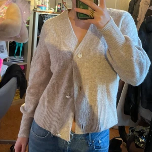 Kofta - Säljer en mysig beige kofta med knappar framtill. Koftan är i bra skick och passar både till vardags och lite finare tillfällen.💖