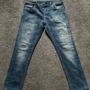 Dondup Spoiled - Dondup Spoiled med tvätten ”wild”! Skick 4/5            Storlek 33 med midjemått 41cm och längd 97cm då de är små i storleken. Skicka pm för frågor etc! 