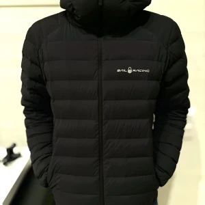 Svart dunjacka från Sail Racing - Säljer en svart dunjacka från Sail Racing i storlek medium. Jackan är perfekt för kalla dagar med sitt varma dunfoder och stilrena design. Perfekt inför vintern! Kvaliteten är sjukt bra och använd några gånger💯Tveka inta för att skriva för några intress eller funderingar💯.                                            Original pris: 2100kr, mitt pris:1100kr💯