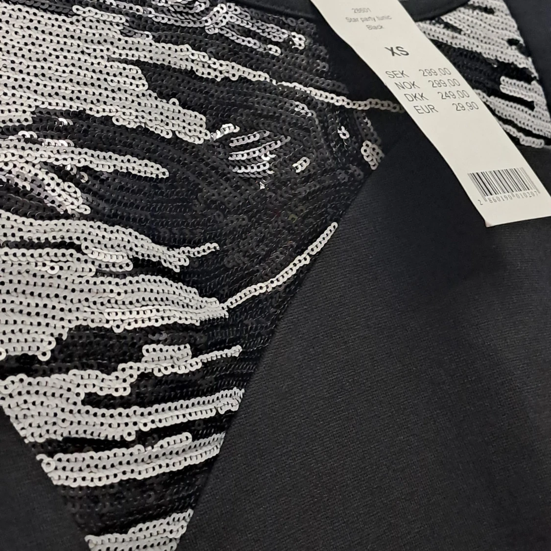 Svart klänning med paljettdetaljer