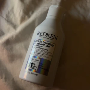 redken acidic bonding conditioner - Redken balsam som har bara använts ett fåtal gånger. Gör håret jättemjukt och lent, funkar för både platt och lockigt hår, köpte för cirka 250 kr. priset kan diskuteras