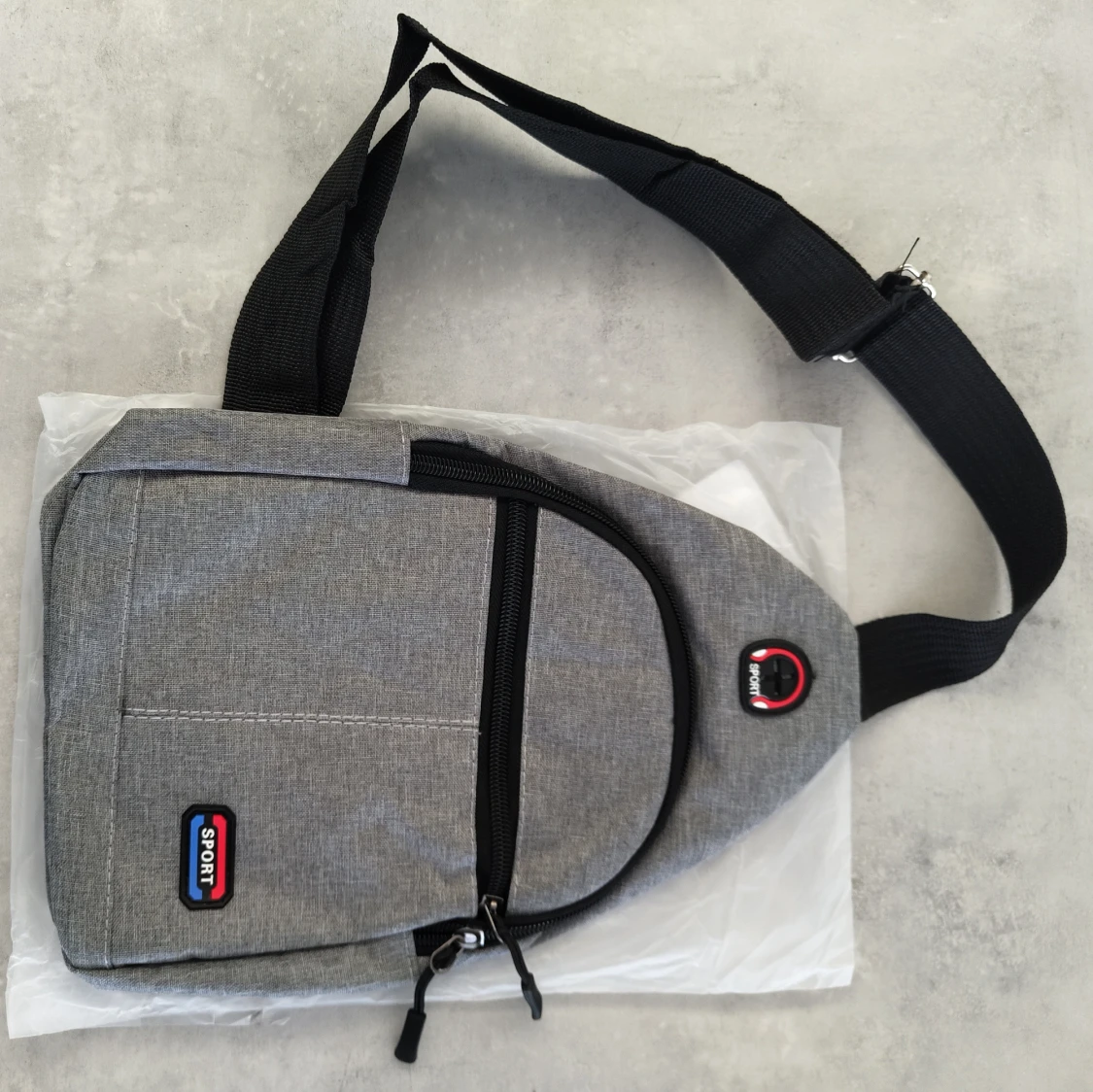 Grå axelväska och ryggsäck