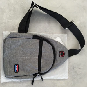 Grå axelväska och ryggsäck - Säljer en grå axelväska.. Har praktiska dragkedjor och justerbara remmar. Perfekt för vardagsbruk eller träning. Väskan är nyskick i förpackning och redo att användas direkt! Storlek 30 x 17 cm.