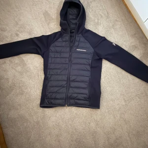 Marinblå jacka från Peak Performance - Säljer en snygg marinblå jacka från Peak Performance i mycket bra skick. I bra skick, 8/10. Passar M mellan 170-180 skulle jag säga. Kontakta mig för frågor:)