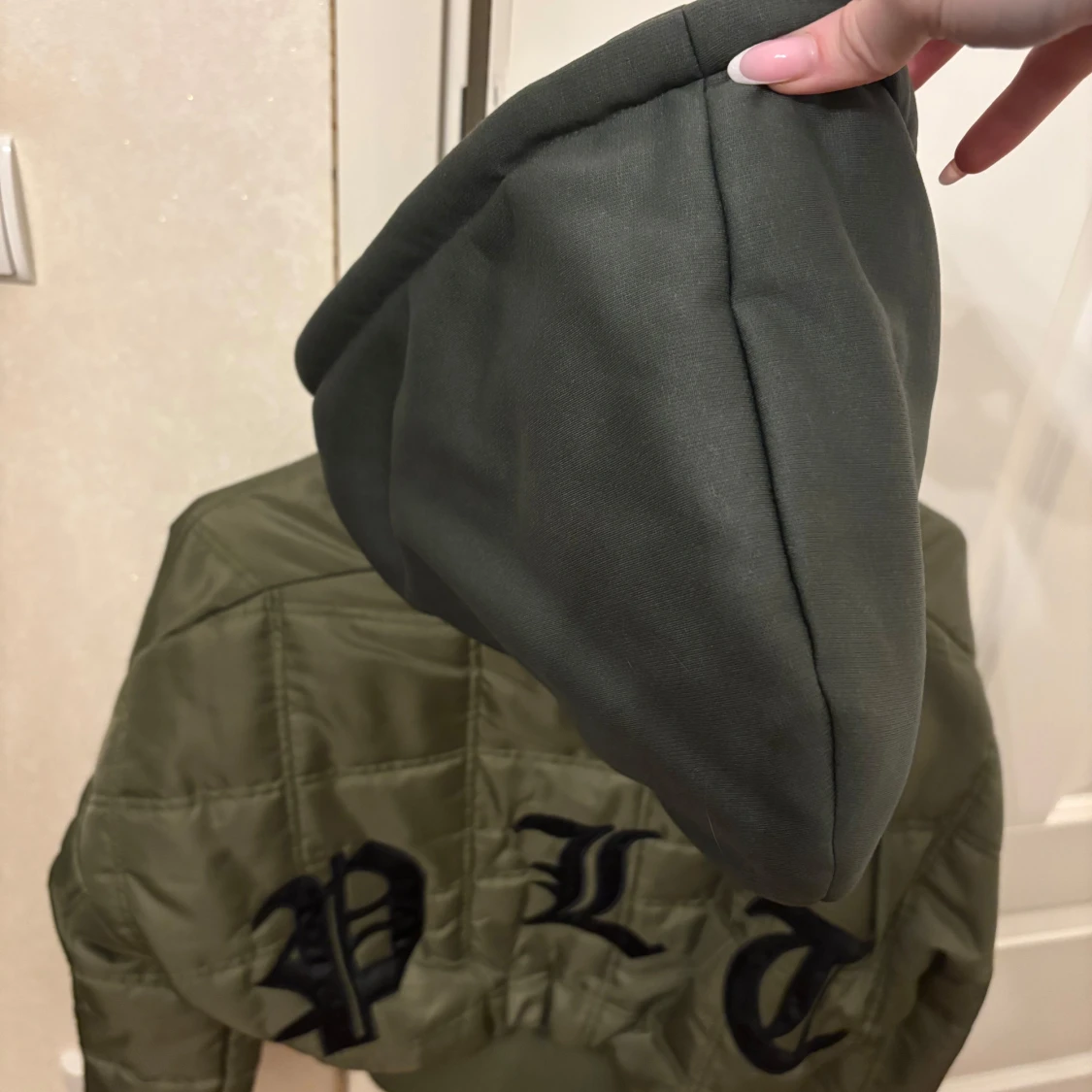 cropped jacka från prettylittlething - 90