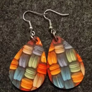 Färgglada lätta sublimerade örhängen med mönster - Säljer ett par unika och färgglada örhängen med ett coolt mönster i regnbågens alla färger. De är formade som droppar och har en glansig yta som verkligen fångar ljuset. Perfekta för att liva upp vilken outfit som helst! 🌈