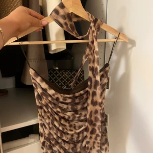 Leopardmönstrad topp - Säljer en snygg leopardmönstrad topp. Perfekt för en utekväll eller fest! Har enbart använt den en gång. Toppen är i storlek M men passar mer som en S