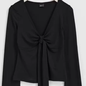 Svart knyttopp - Snygg svart långärmad topp från gina tricot med knyt/rosett framtill 🩵Bara använt fåtal gånger 🩵