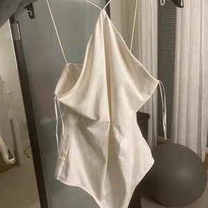 Vit body - Säljer en vit body ifrån H&m. Aldrig använd, vid fler bilder skriv privat. Passar jättebra till utgångar eller middagar. Inga defekter !