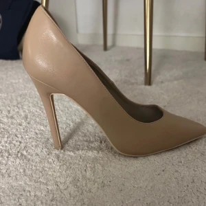 Nelly Pumps - beiga pumps från nelly som ja har använt två gånger, köpte de för två år sen.