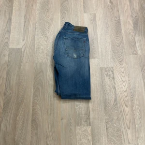 Replay Grover jeans - Riktigt feta replay jeans med snygga slitningar💯💯jeans är i nyskick använd 2-3 gånger🤩priset ligger på 349 men priset kan alltid diskuteras 🙌🏻🙌🏻
