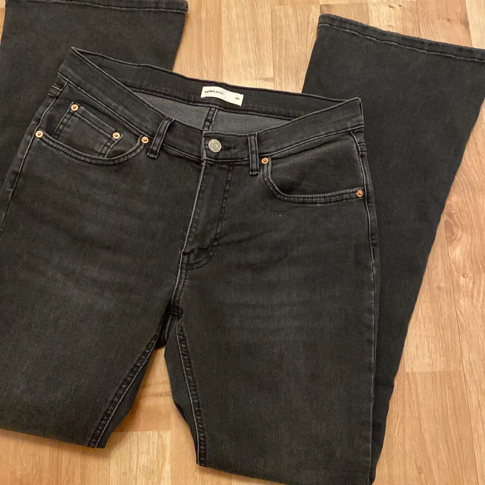 Säljer ett par bootcut jeans från Gina tricot som inte kommer till användning💓har bara använt dom kanske 3 gånger. Midjemått: 38 cm. Innerbenslängd: ca 74. Nypris 500 kr. Jeans & Byxor.