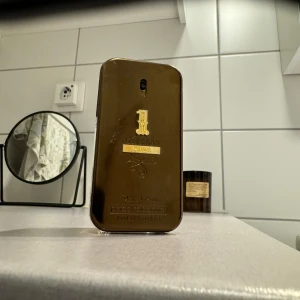 1 Million Parfym - Säljer en lyxig 1 Million parfym från Paco Rabanne. Flaskan är i en cool guldmetallisk design som ser ut som en guldtacka. Doften är intensiv och maskulin, perfekt för speciella tillfällen. Flaskan är nästan full och i perfekt skick. Perfekt present eller för att unna dig själv! ✨innehåller ca 45ml