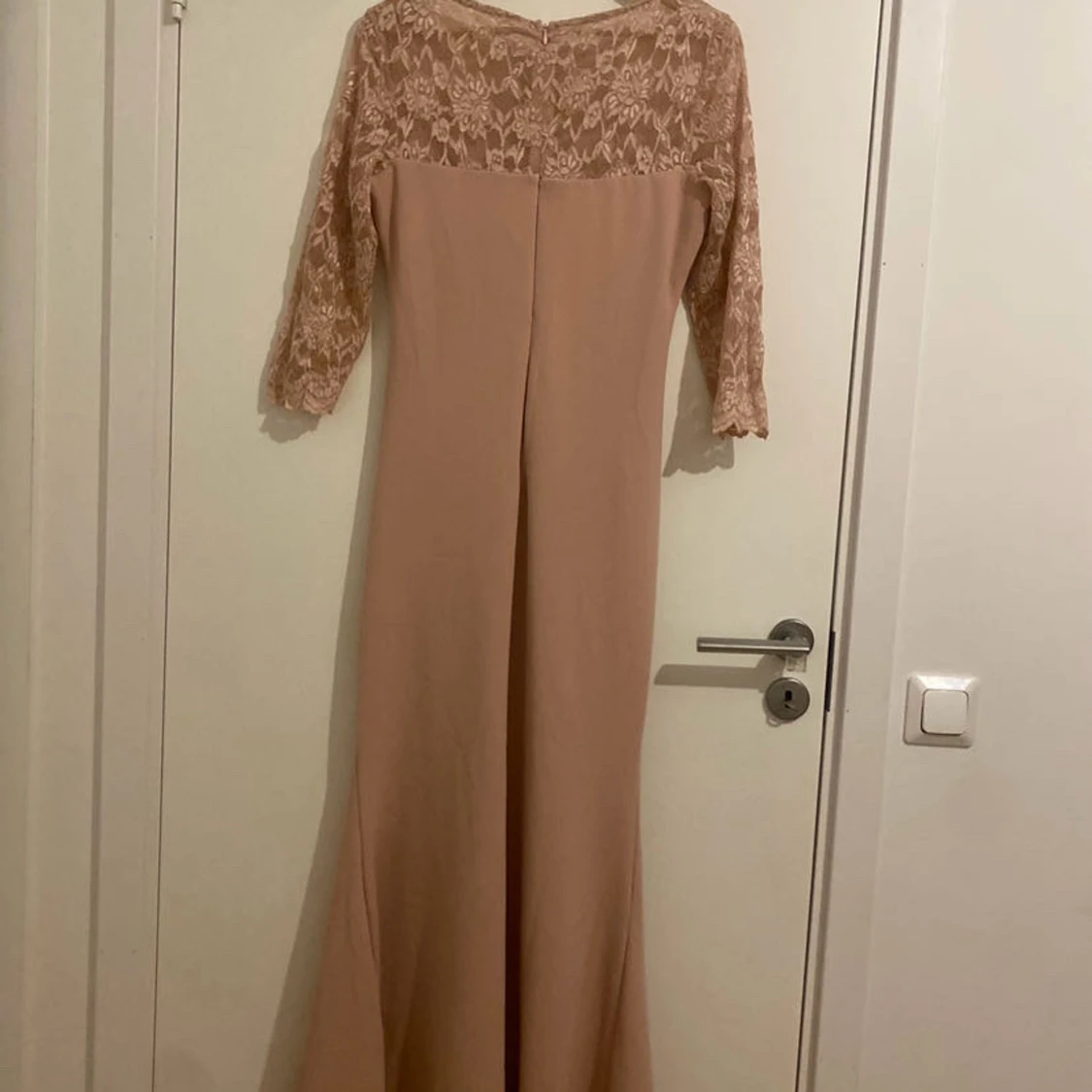 Beige långklänning från Goddiva - 90