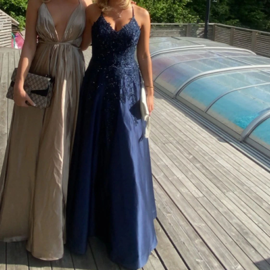 Mörkblå glittrig balklänning - 1