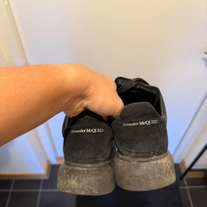 Alexander mcqueen Svart mocka - Alexander mcqueen skor 42 i bra skick, lite smuts men görs rent innan skickad
