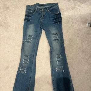 Blå jeans med slitningar från Miss-apt - ❣️pris kan diskuteras❣️Säljer ett par snygga blå jeans från Miss-apt i storlek 10. Har aldrig använt, men har testat. Har haft dom i ett tag nu men säljer dom för att det kommer inte till någon användning❣️De har coola slitningar på framsidan och baksidan som ger en trendig look. 