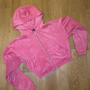 Rosa hoodie från BikBok - Säljer en supermjuk och gosig rosa hoodie från BikBok i storlek XS. Den har en dragkedja framtill och en skön luva. Perfekt för mysiga dagar eller som ett lager under jackan. Passar både till vardags och chillkvällar. 💖