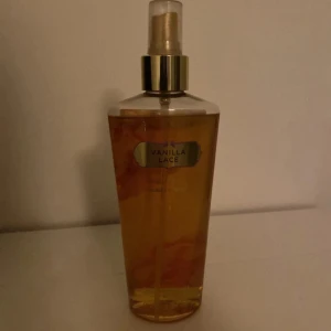 Vanilla Lace Body Mist - Säljer en body mist från Victoria's Secret i doften Vanilla  lace. Det här är en av mina favorit dofter men eftersom att jag har två stycken så säljer jag den andra 