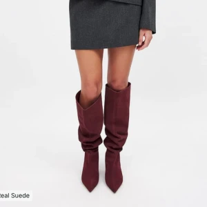 Vinröda mockastövlar - Skitsnygga vinröda stövlar i äkta mocka, köpta på NA-KD. De är helt slutsålda på hemsidan och säljer då de var för stora för mig. Köpta för 1599kr.