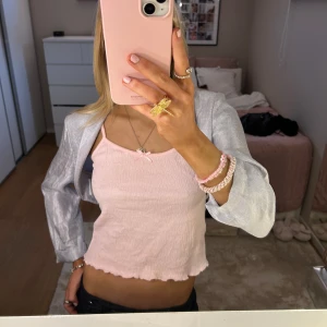 Silvrig bolero  - Säljer en söt och festlig solros bolero🥰