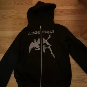 Cosa nostra zip Hoodie  - Riktigt fet rhinestone Hoodie i perfekt skick, säljer för den är för stor mig mig. Hur av dig vid frågor!