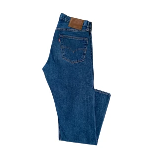 Mörkblå Levis 501 jeans  - Säljer ett par klassiska mörkblå  Levis 501 jeans i bra skick. De har en rak passform och är tillverkade i slitstarkt denim. Perfekta för alla tillfällen!