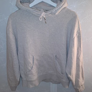 Beige Hoodie  - Säöjer pga att den inhe kommer till användning 😊💞Mysig beige hoodie från Lindex i storlek S. Perfekt för kyliga dagar med sin mjuka och bekväma passform. Den har en klassisk känguruficka och justerbar huva med snören. Passar både till vardags och avslappnade tillfällen.💓