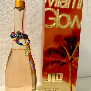 Miami Glow by JLo 100 ml Eau de Toilette - En söt, fruktig, blommig, somrig och  tropisk parfym från Jennifer Lopez. 100 ml. Sparsamt använd som syns på bilden. Givetvis förvarad mörkt och svalt. Kommer i originalförpackningen. 